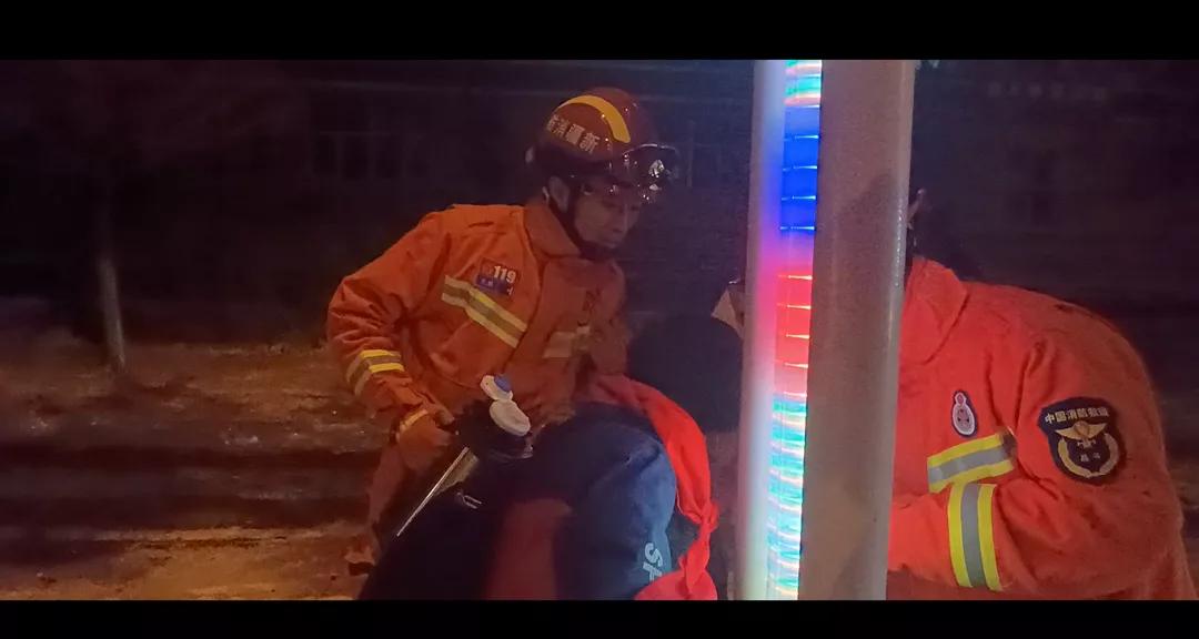 熊孩子把舌头冻到栏杆上,熊孩子皮到极致