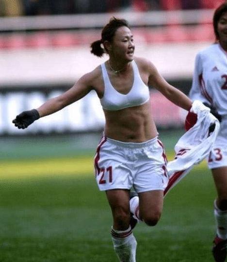 国足首位脱衣庆祝女球员，腹肌让男足无颜，今退役将足球带进大山