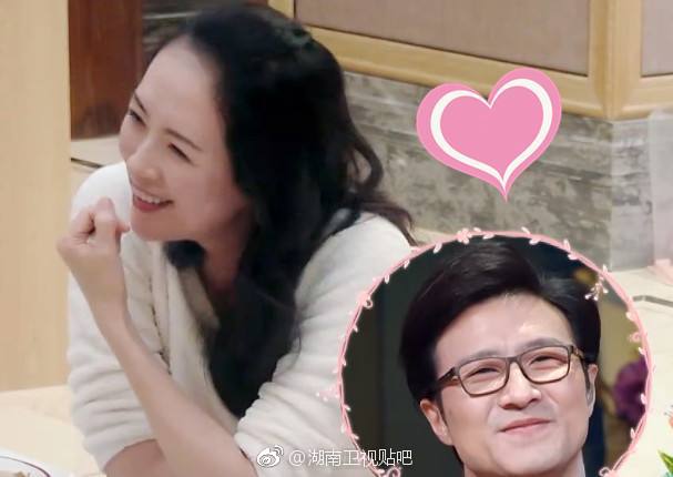 霍启刚背购物袋,霍启刚机场手捧郭晶晶的火炬