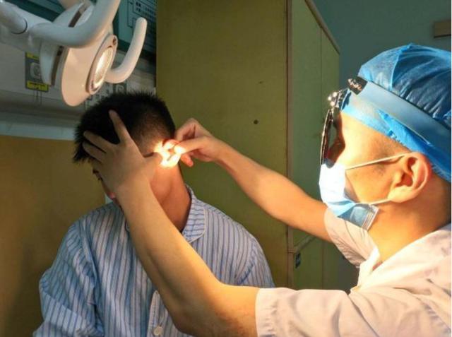 8岁男童在家睡觉耳朵钻进活蟑螂,男童睡觉耳朵钻进活蟑螂全过程