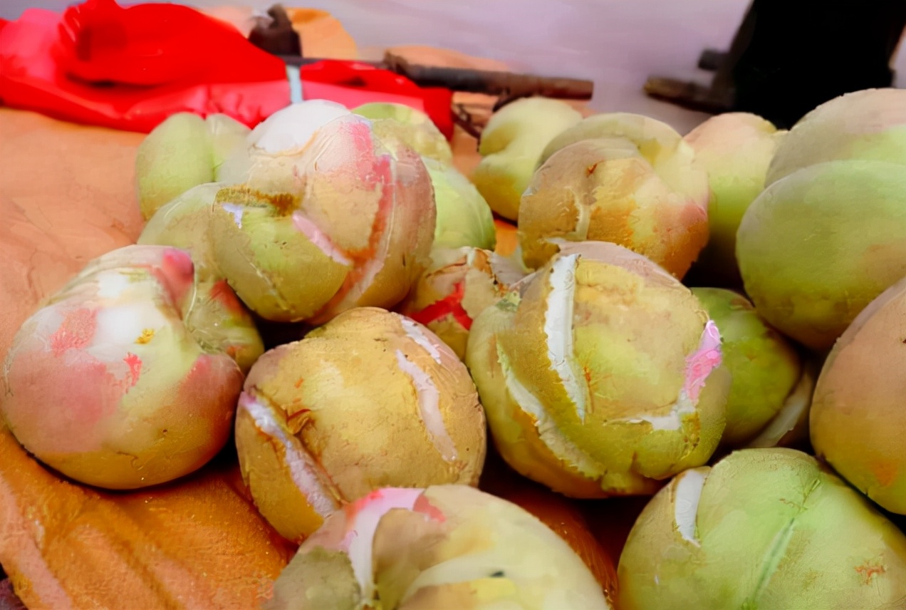 女子买爆炸桃被家人嫌弃,女子超市买爆炸桃被妈妈嫌弃太丑