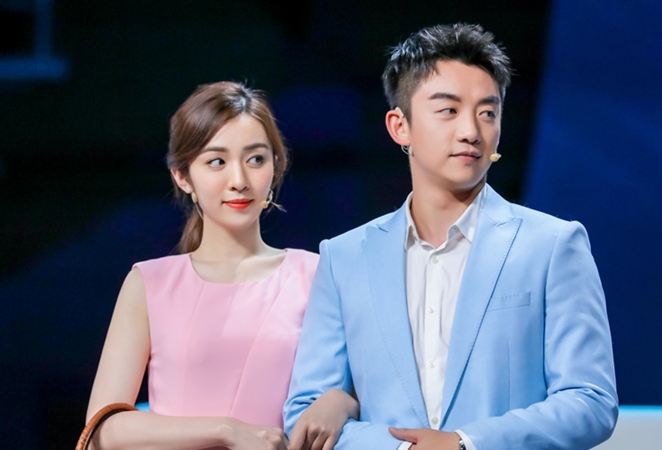 郑恺晒新跑男团合影照片,跑男团集体为郑恺庆生