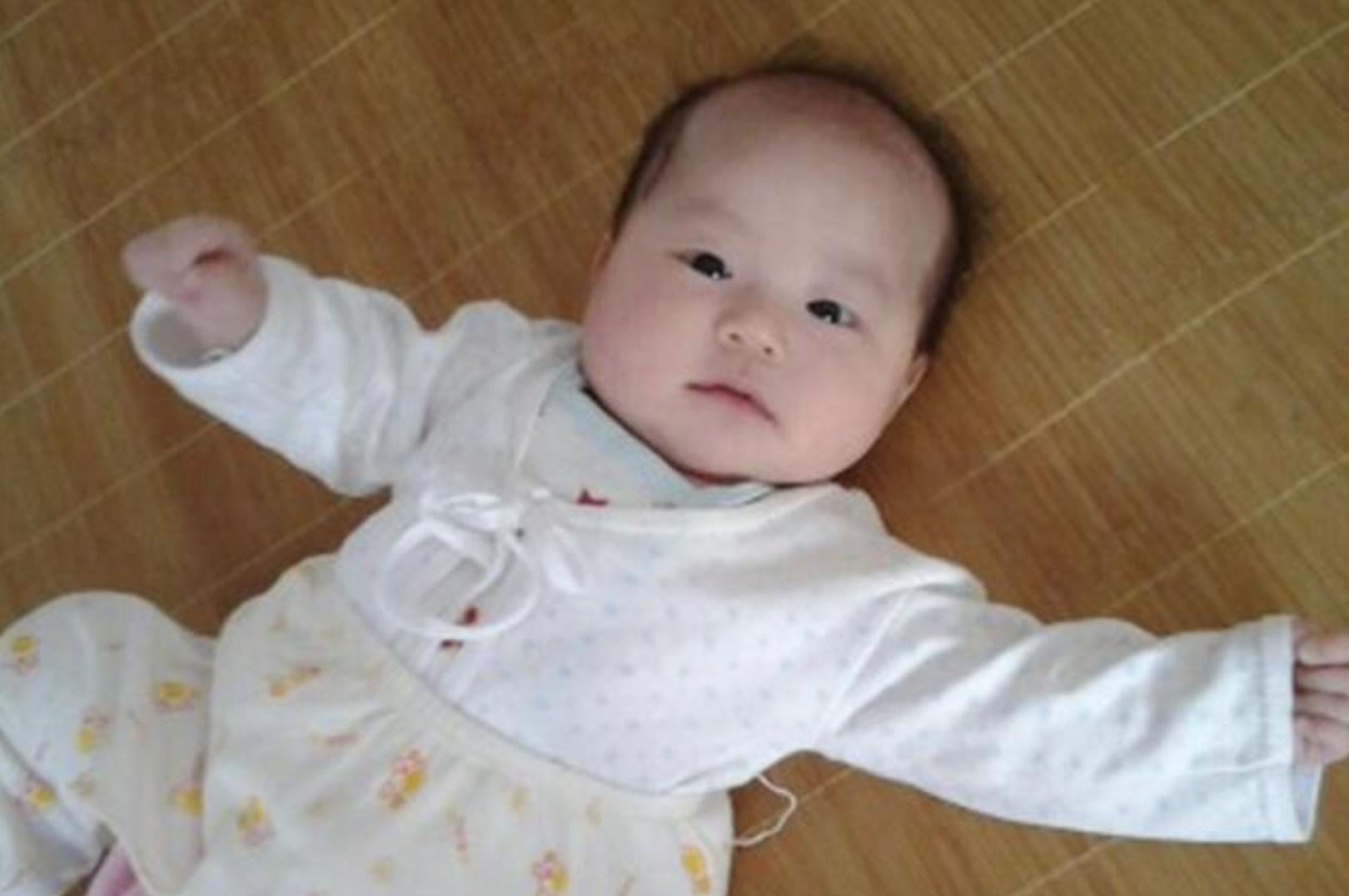 三翻六坐四个月宝宝发育时间,小宝宝三个月翻身是怎么翻