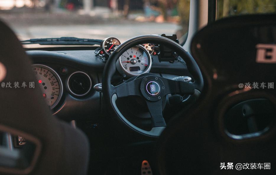 僧侣和尚也爱改装车,他不止有这辆改装mini还有一个家庭