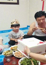 这只鹦鹉一直以为他是一只猴，所以每天都在重复做这个动作