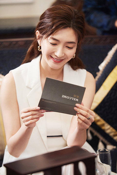 江疏影重返母校为毕业生做演讲 (江疏影新片展现沪漂生活)