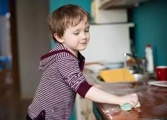 孩子做家务每次都要奖励,孩子每做一件事就给钱