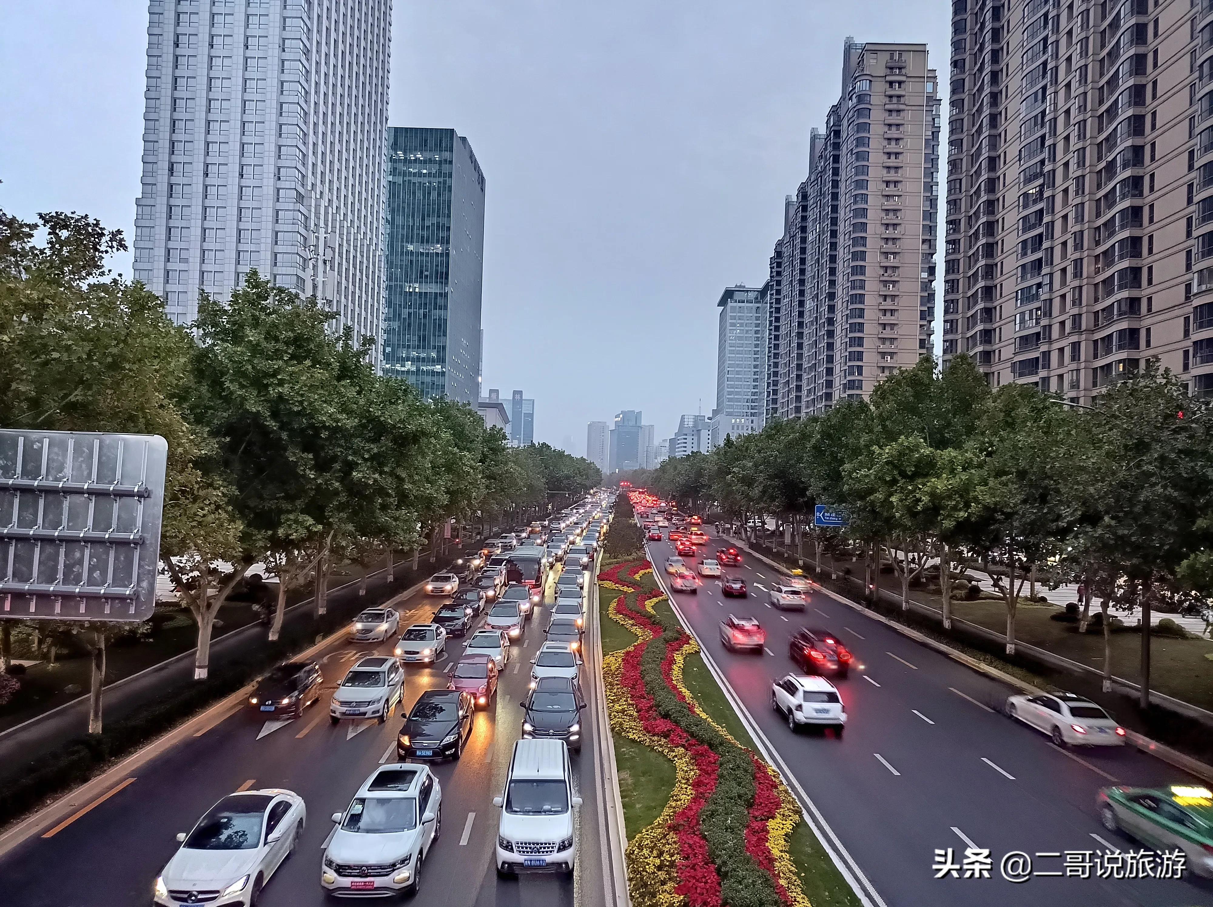 郑州金水区有个“奇怪”的广场，曾经繁华喧嚣，如今逐渐萧条