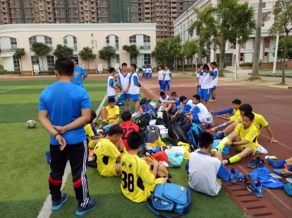 腾飞广州黄埔,热烈祝贺我校获足球特色学校
