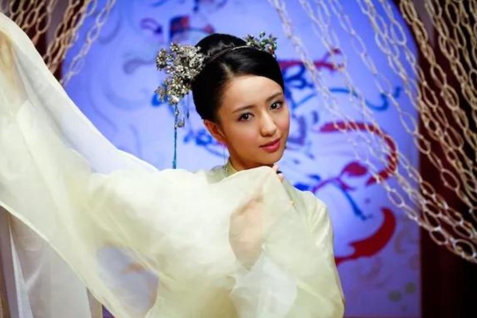 佟丽娅珠宝穿搭,佟丽娅粉色礼服造型搭配的珠宝