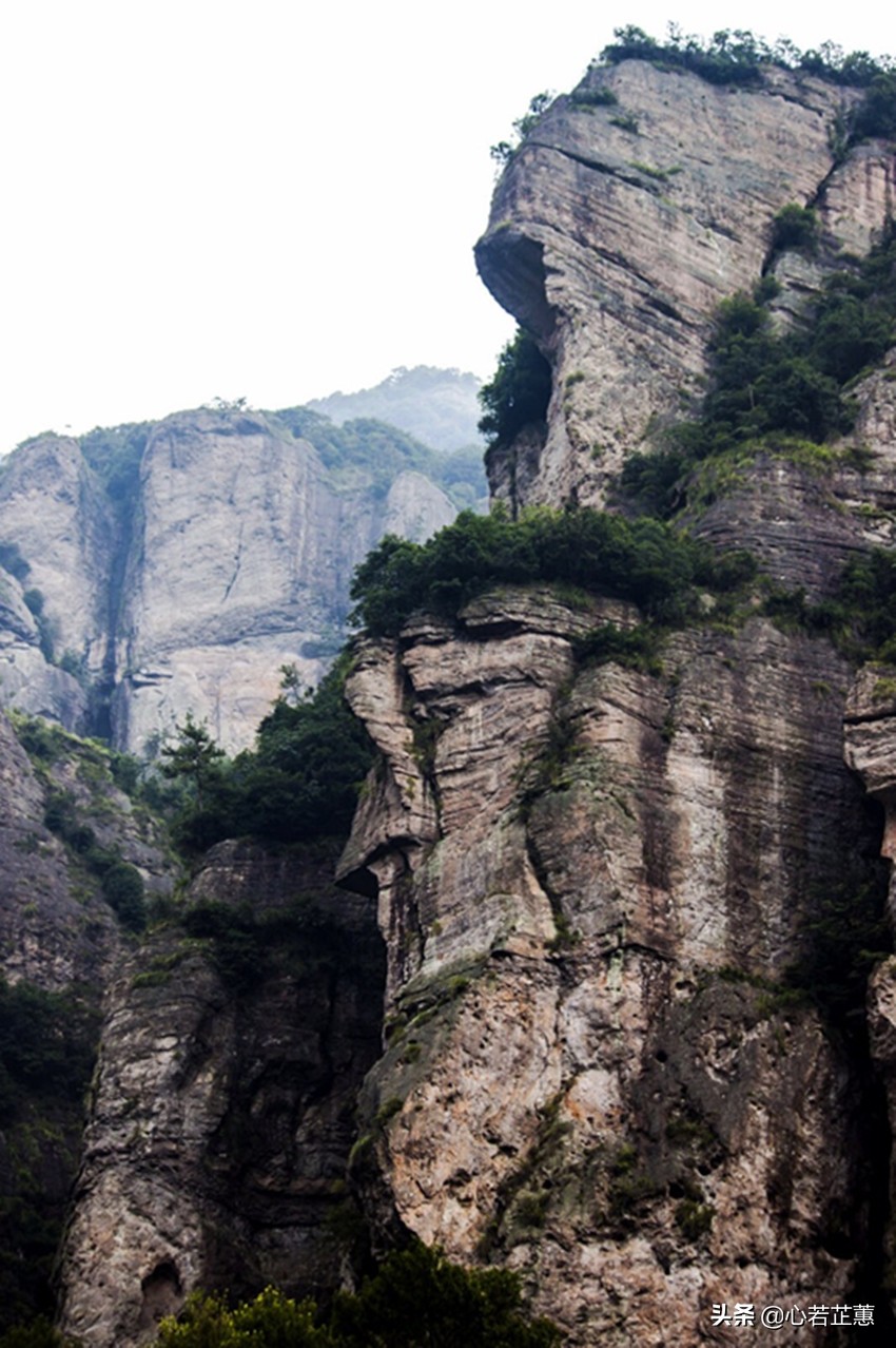 一座山可以用什么词来形容,形容一座山的风景词语