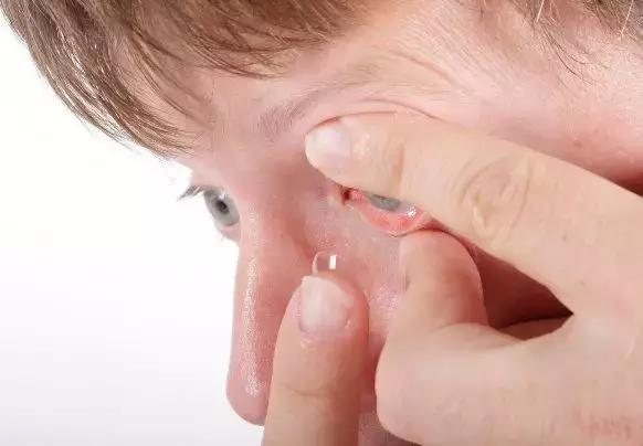 不会戴隐形眼镜拿什么可以练手,不会戴美瞳怎么办视频