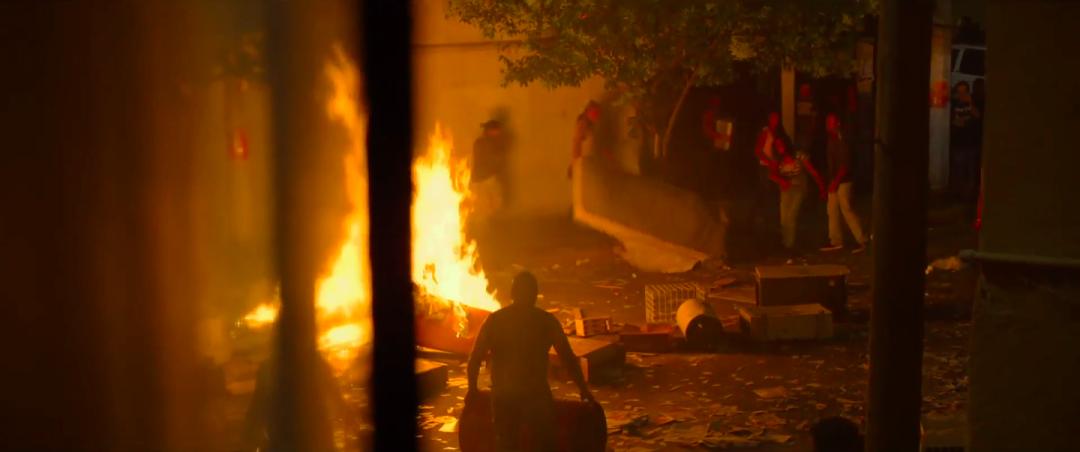 更大尺度版的《寄生虫》，从天堂到地狱只需一瞬