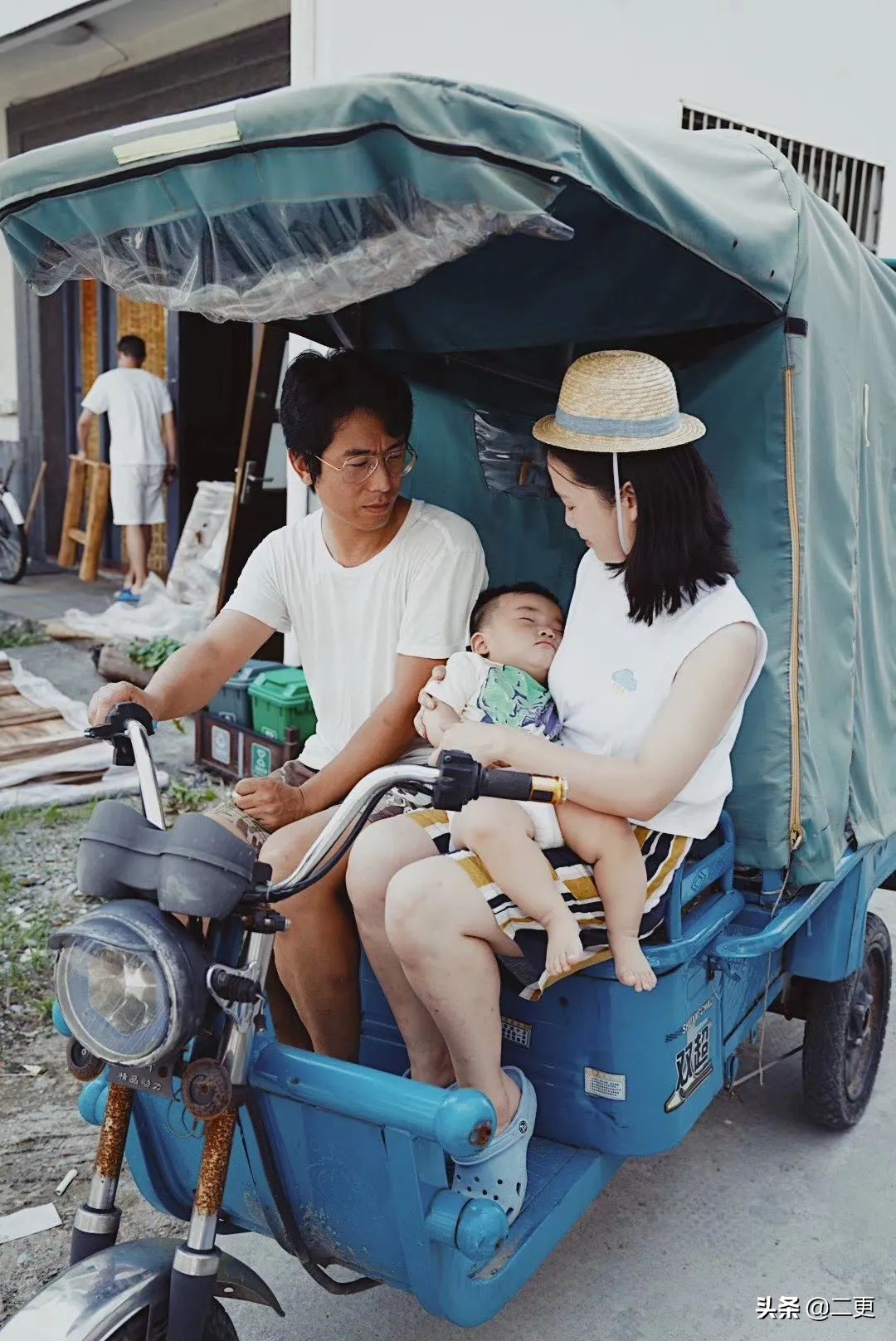 相识27天闪婚，这对逃离大城市的小夫妻，实现“面包爱情”双丰收