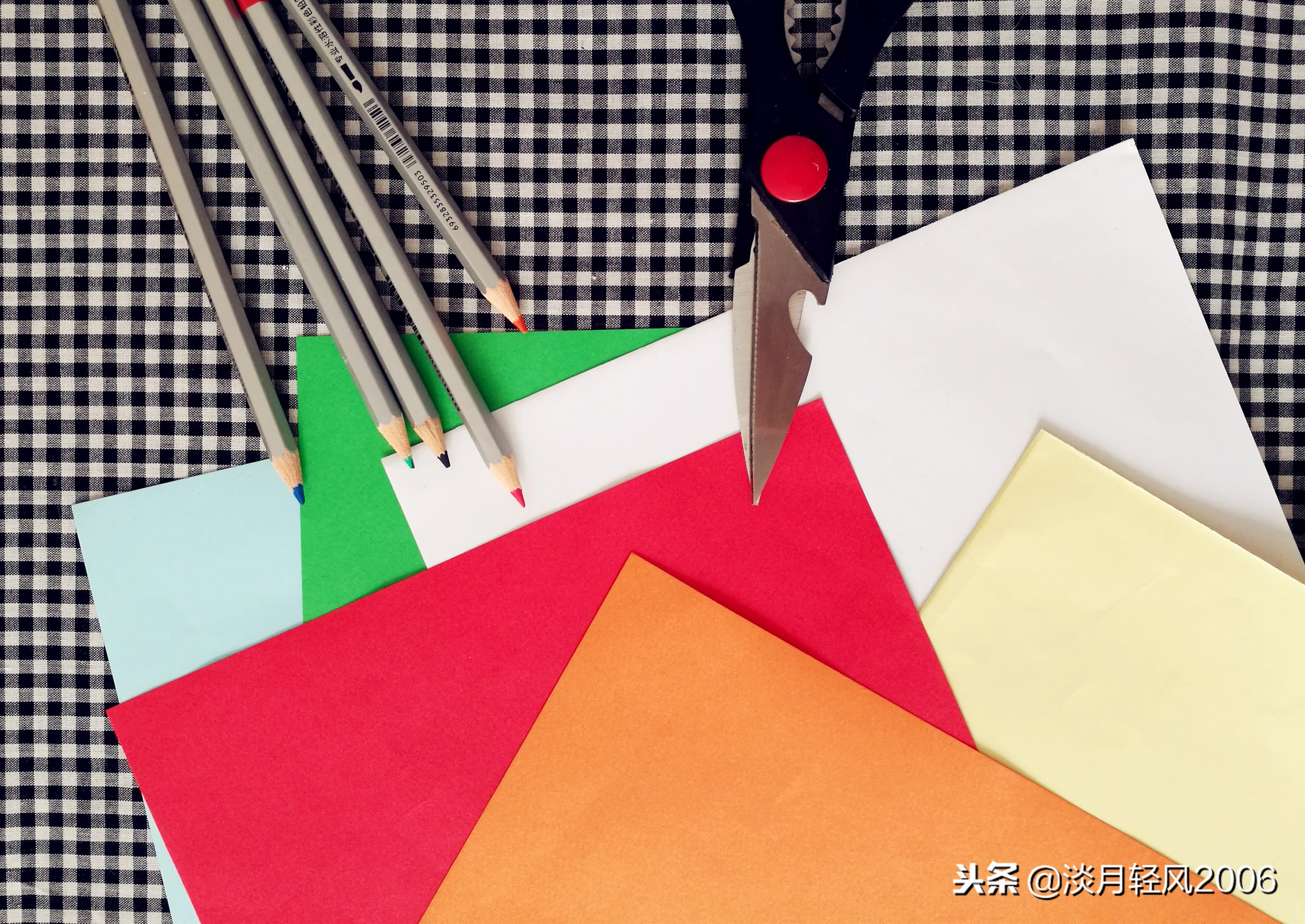 卡纸手工制作小花,用卡纸和棒棒糖做小花送给孩子