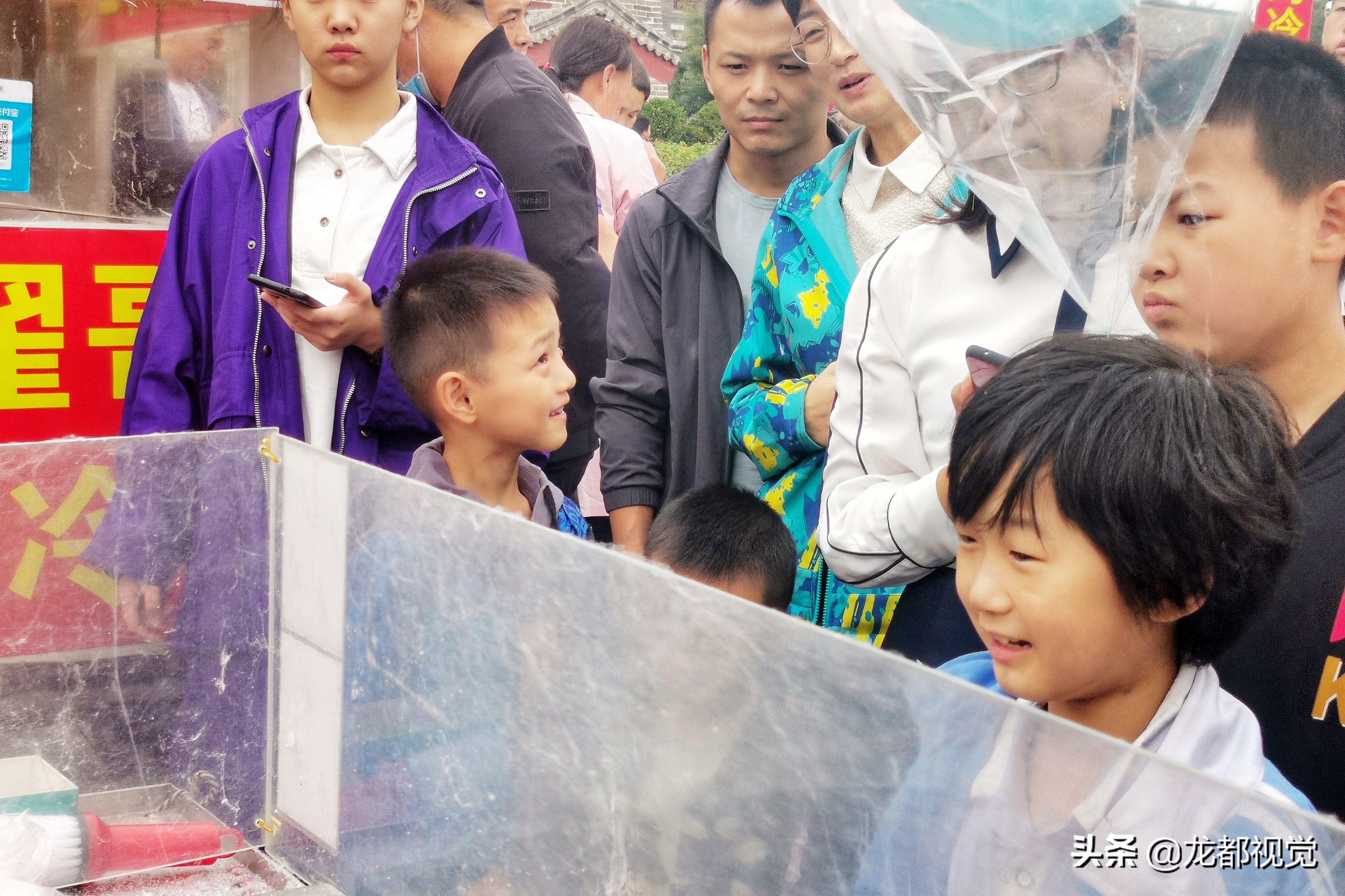 19岁摆摊小哥卖棉花糖,男子卖棉花糖