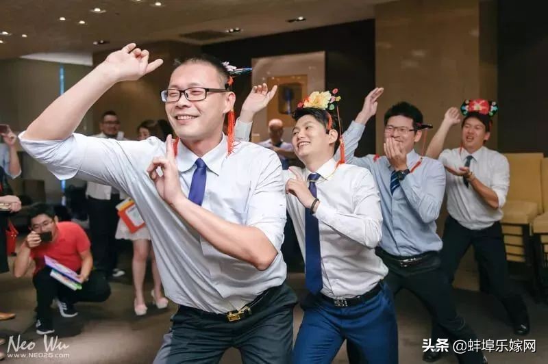 新郎接亲大姨堵门要红包完整视频,新郎接亲遇萌娃军团堵门讨红包