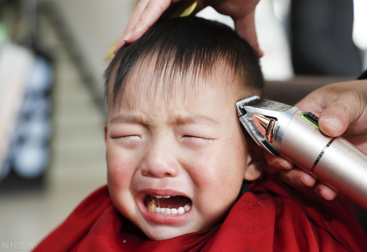 宝宝满月剃头,如何正确给满月宝宝剃头