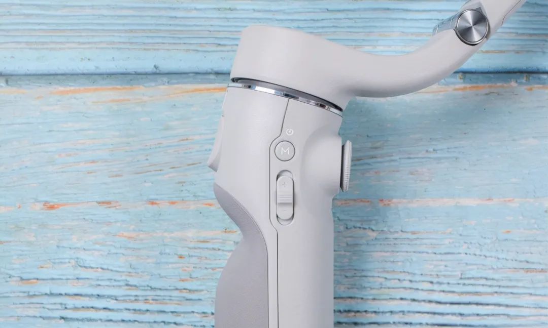 智云5和大疆om5哪个性价比更高,大疆om5稳定器放大功能不能放大