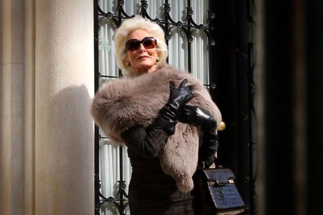 超模女王卡门：三次婚姻不幸，83岁有小鲜肉男友，89岁还上台走秀