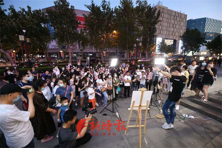 济南街头艺人有证了！连音社等首批62位艺人“持证上岗”，夜间音量不超50分贝