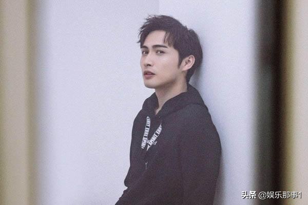 杨幂模仿华晨宇,杨幂模仿小黄人