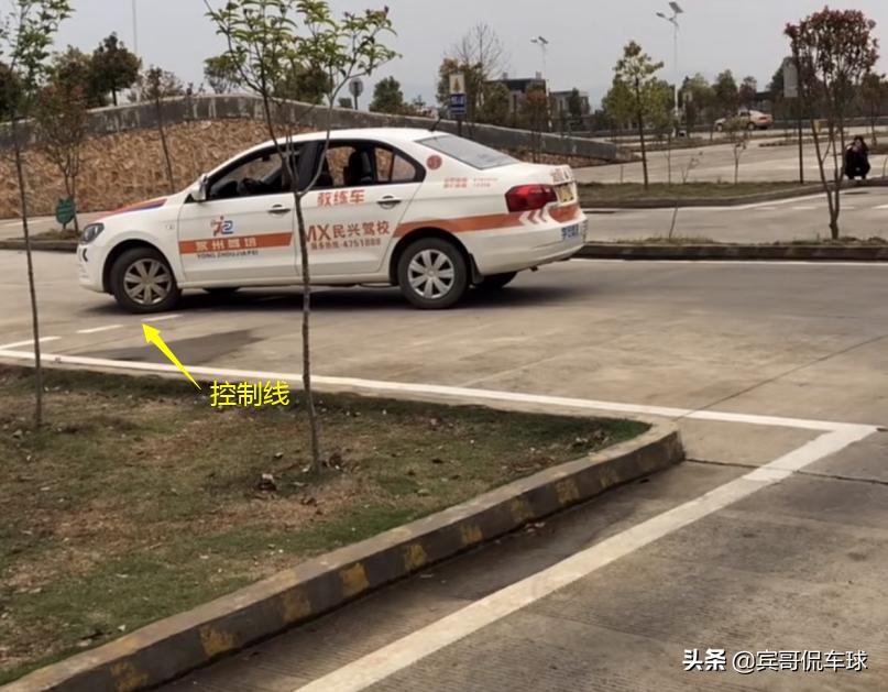 科目二倒车入库30公分最佳找点,科目二倒车入库30公分判断技巧