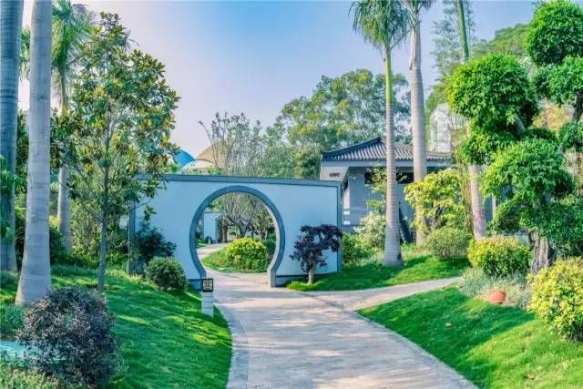 福建泉州聚龙小镇温泉公园：岩脉温泉中药花瓣池亲子戏水区