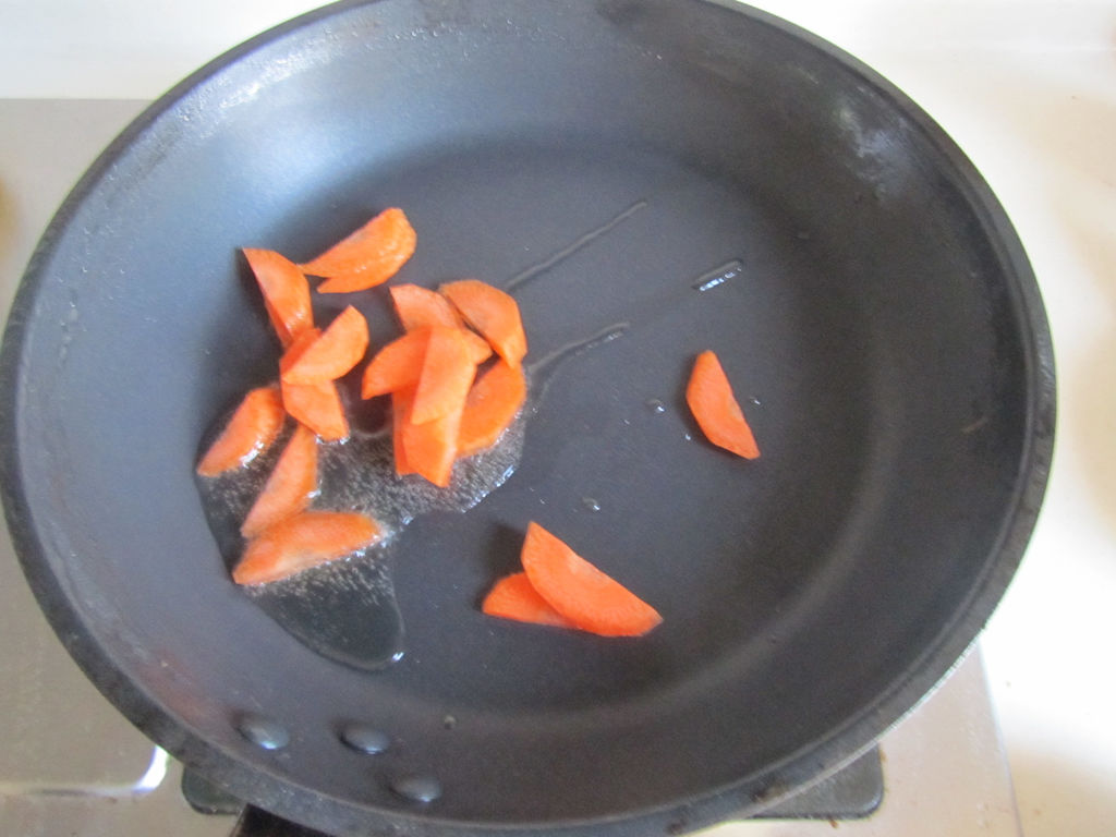 辣椒炒牛肉牛肉先焯水还是先切,青椒炒牛肉的家常做法要不要焯水