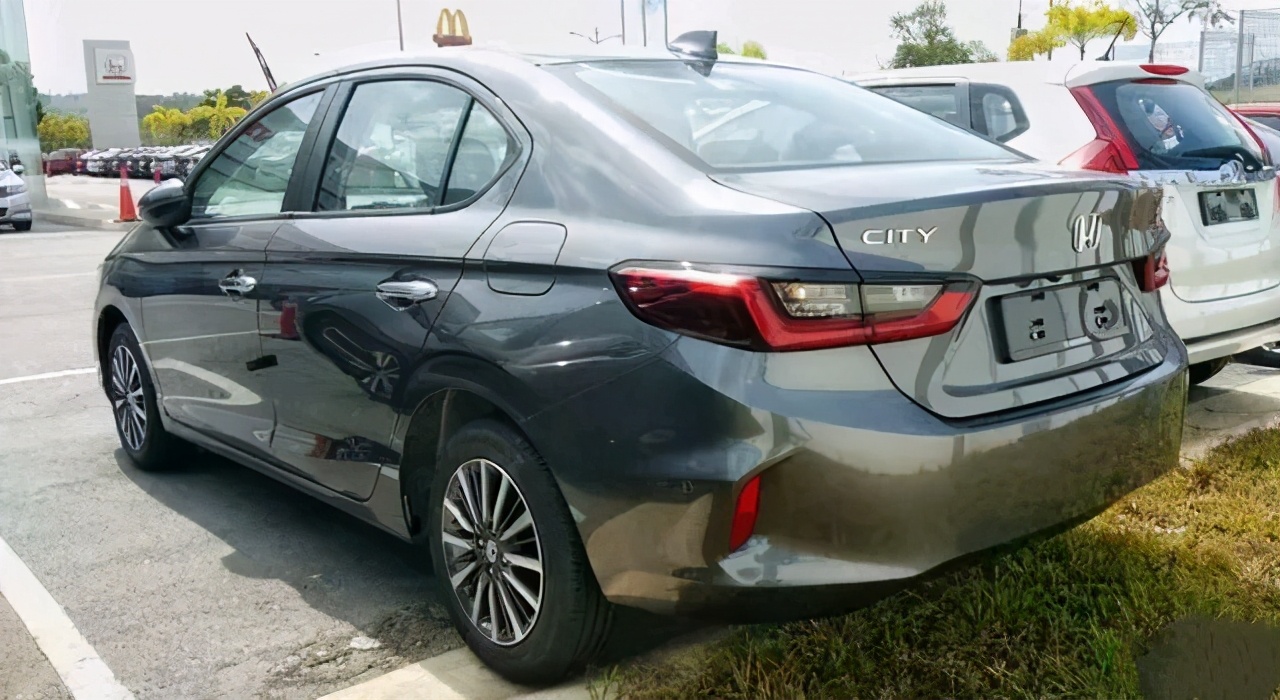 本田锋范和雅阁哪个好,本田锋范和雅阁哪个性价比高