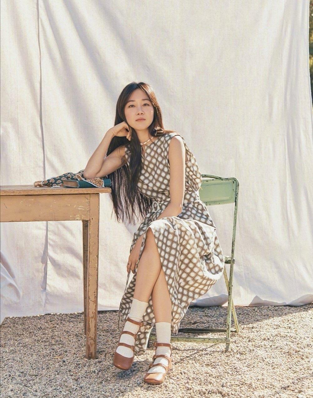 40岁女人怎样避免老气？韩国女星孔晓振碎花裙穿搭，少女感十足