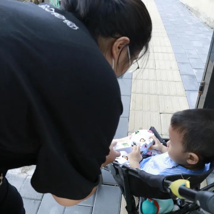 他们坚守在疫情防控一线,防控疫情他们在风雪中坚守