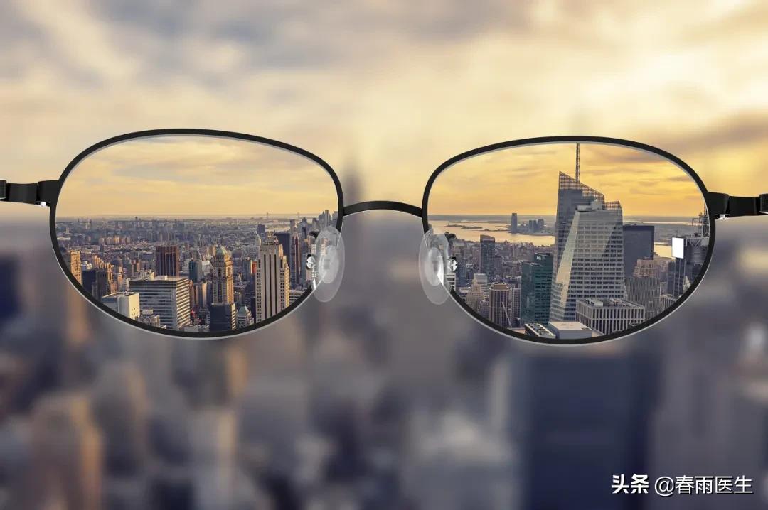 医生戴着眼镜讲近视手术的好处,没戴过眼镜适合做近视手术吗