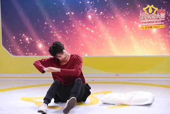 霍汶希探班谢霆锋美食节,霍汶希谢霆锋锋味发布会