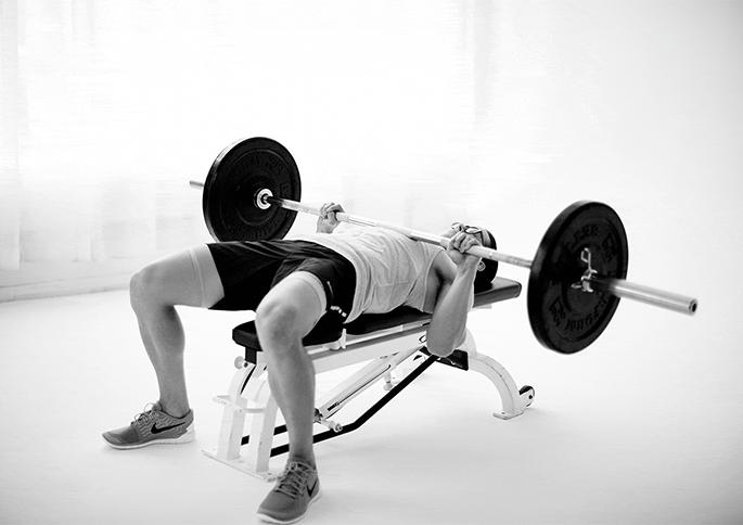 为什么卧推有一边胸感觉差,卧推怎么判断有没有效果