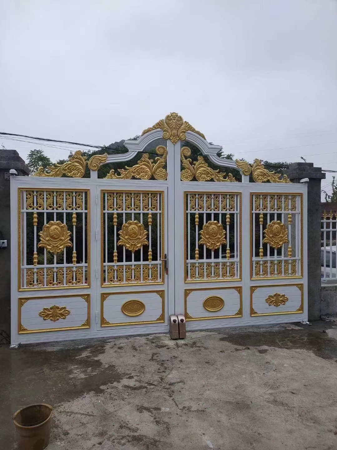 双开铝艺大门安装,双开铝艺大门