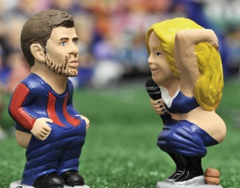 太逗了！梅西被制作成“大便玩偶”，手抱金球半蹲“拉粑粑”