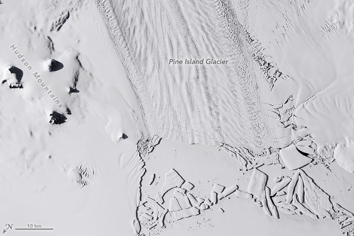 南极冰川爆发,南极最大冰山融化呈现血红色的水