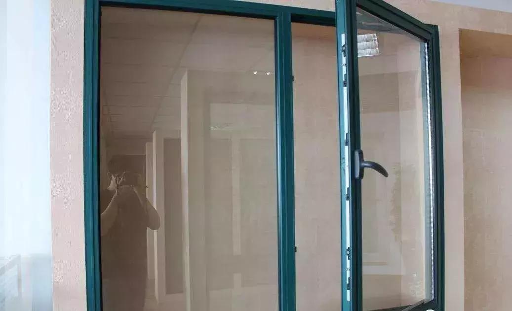 双层玻璃中间有水汽怎么办视频,双层玻璃中间夹层有水汽怎么办