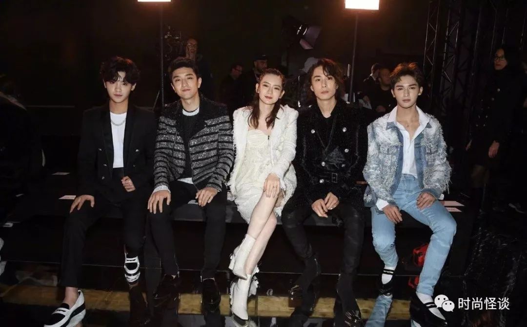 潮酷穿搭适合化什么妆 (美妆博主戚薇完整版视频)