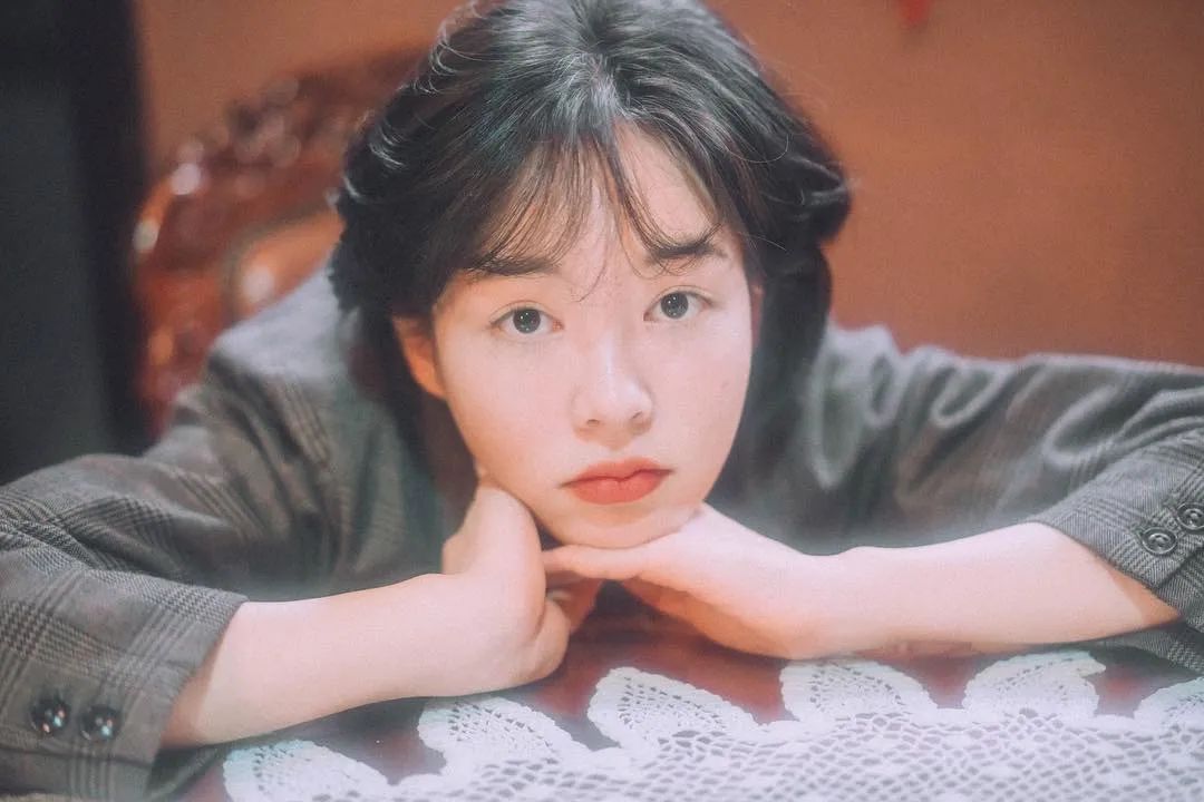 2021网红爆款发型短发戴狗啃刘海,头发2020流行发型显脸小