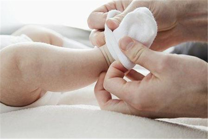 孩子为什么会脚热不爱穿袜子,孩子光脚不穿袜子好吗