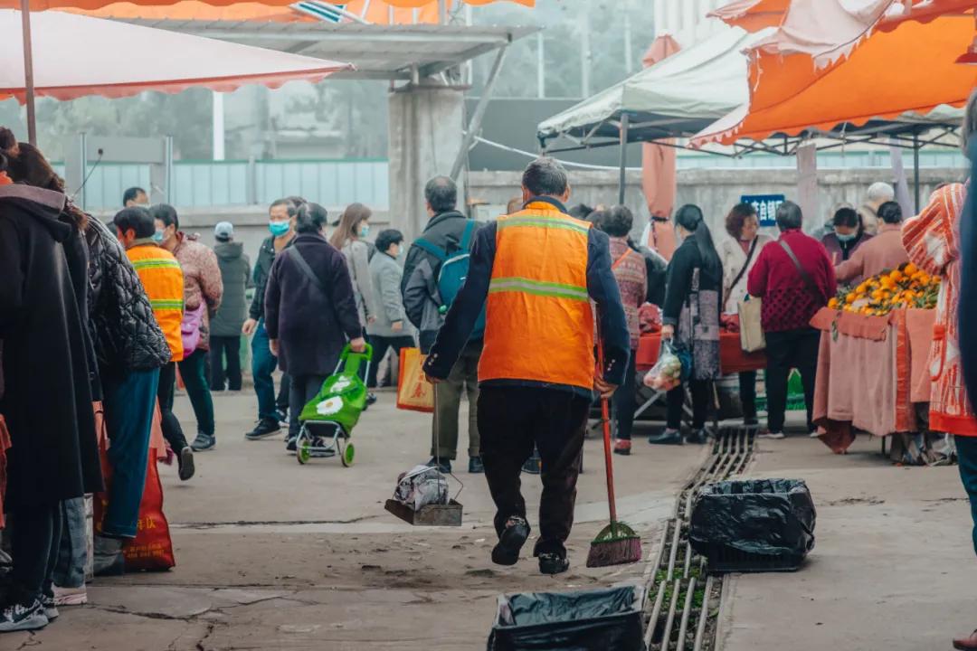 沙河边的野生菜市，是成都嬢嬢的狂欢现场