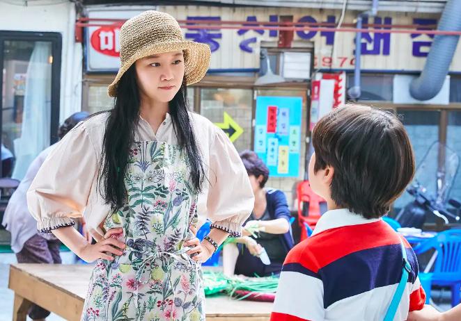 孔孝真《山茶花开时》穿搭盘点，背带裤叠穿好时髦