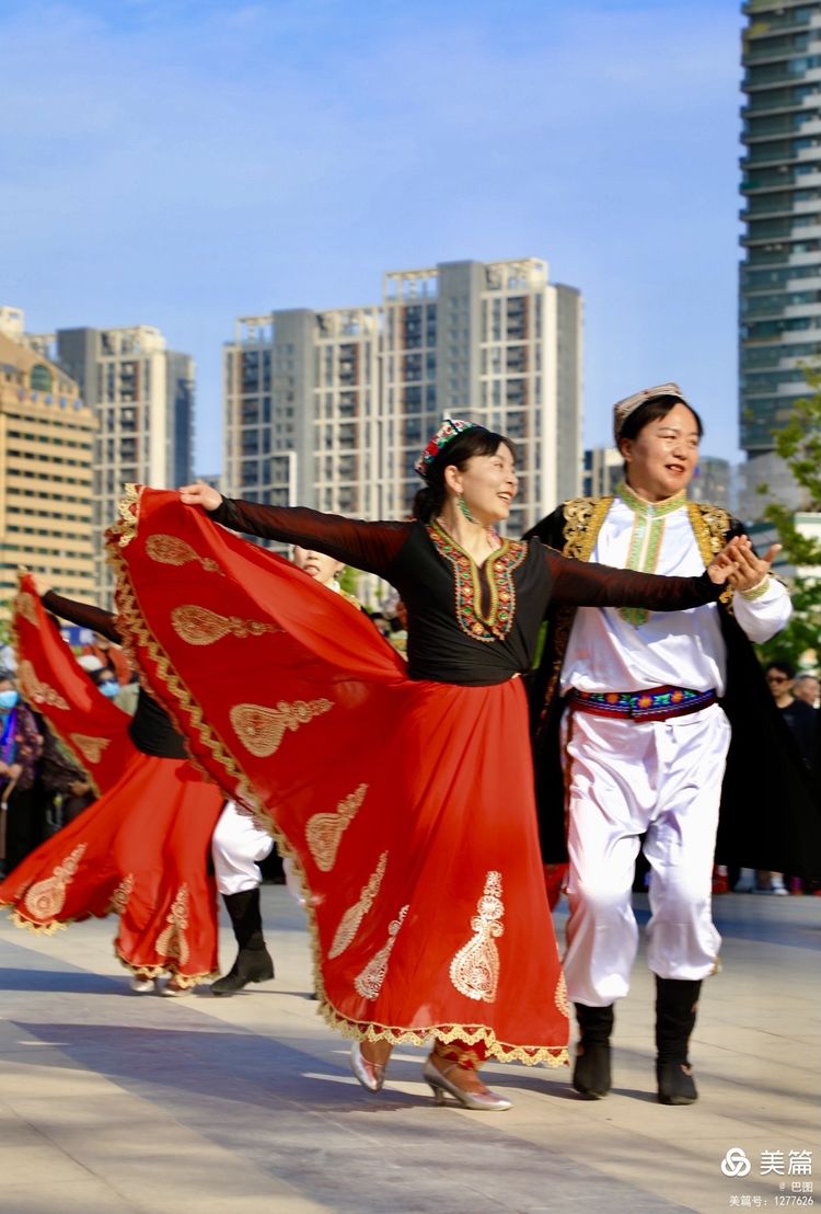 洛阳牡丹广场：*疆新**舞大联欢