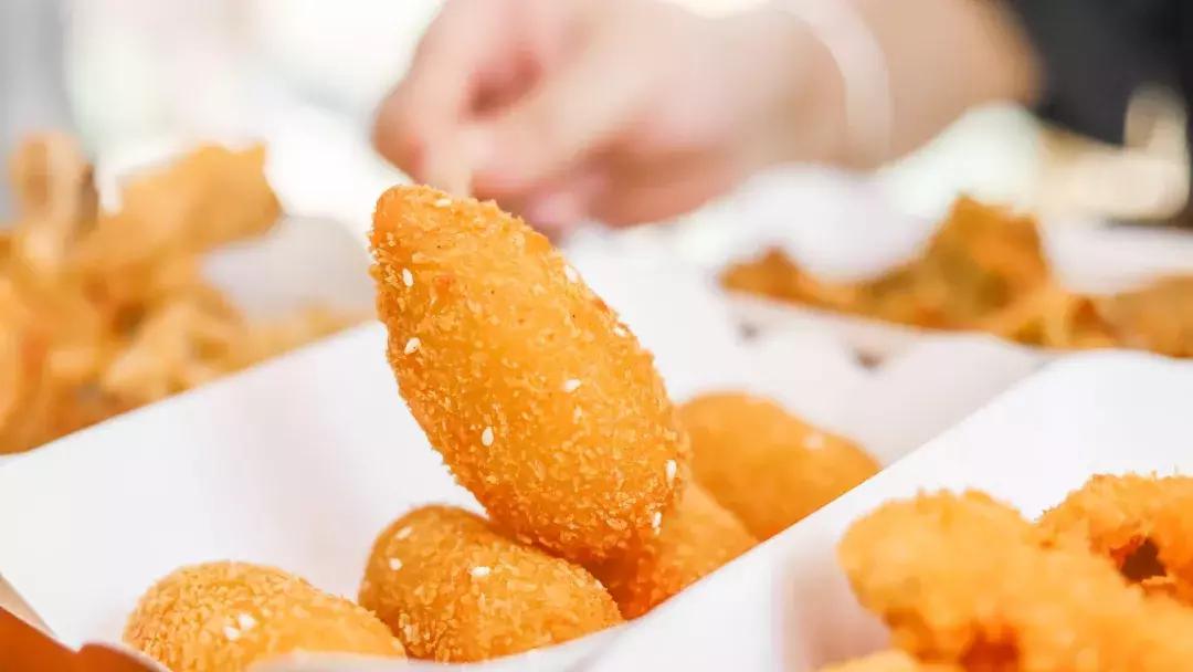 藏在厦门老社区的夫妻炸料摊，20元吃遍鲨鱼鸡腿醋肉菜丸