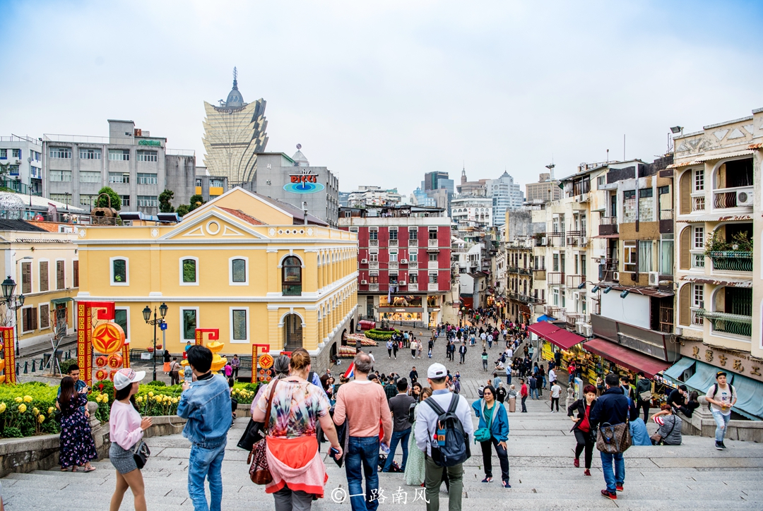 何鸿燊在澳门建了一座金色大楼，周边都是旅游景点，每年游客如云