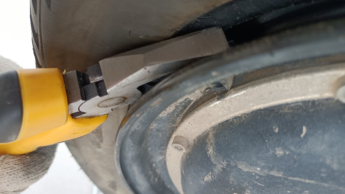 电动车气嘴根漏气小妙招,电动车气嘴旁边漏气的补救方法