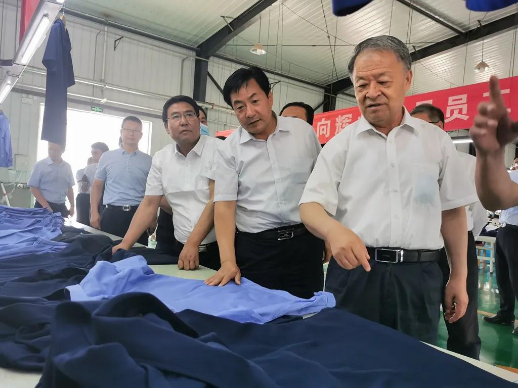 全国政协副主席杨传堂在西吉县调研脱贫攻坚工作