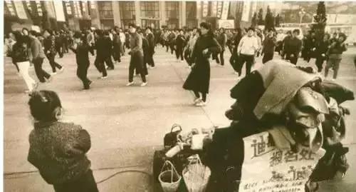 杭州人快带上自家的老照片来投稿，还有机会获得万元大奖哦